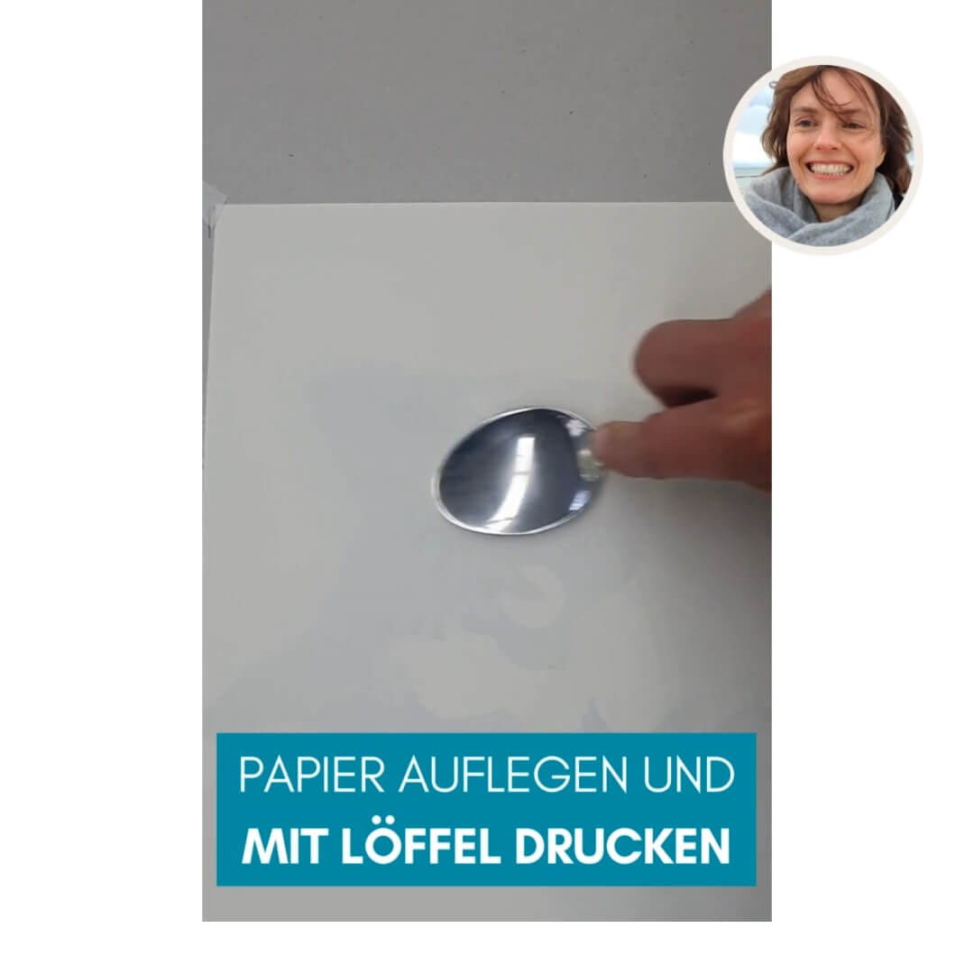 Genial Zeichnen - Video Screenshot - Anleitung - Moosgummidruck - Katze zeichnen und drucken - 09 - Drucken mit dem Löffel - copyright Maja Oschmann