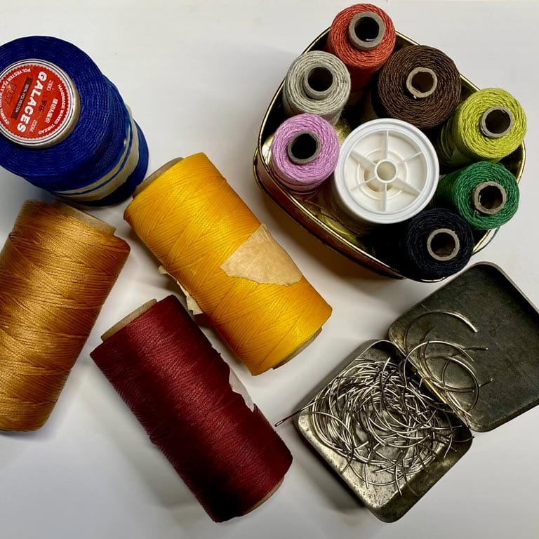 Genial Zeichnen - Künstlerbuch - Workshop mit Bettina Wachter und Maja Oschmann - Buchbinde-Werkzeug Garn und Nadeln - Bild copyright Bettina Wachter