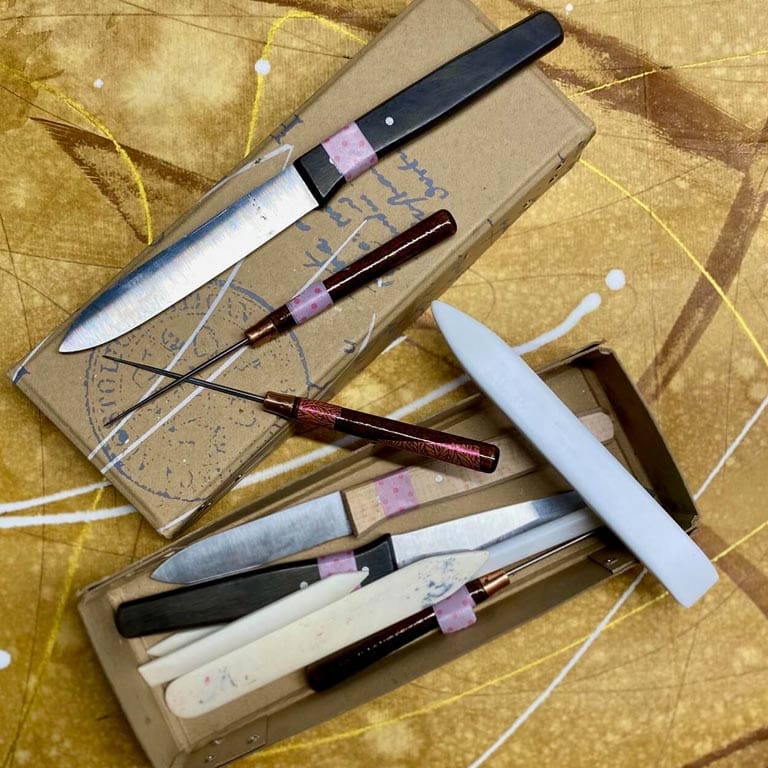 Genial Zeichnen - Künstlerbuch - Workshop mit Bettina Wachter und Maja Oschmann - Buchbinde-Werkzeug Papiermesser und Ahle - Bild copyright Bettina Wachter