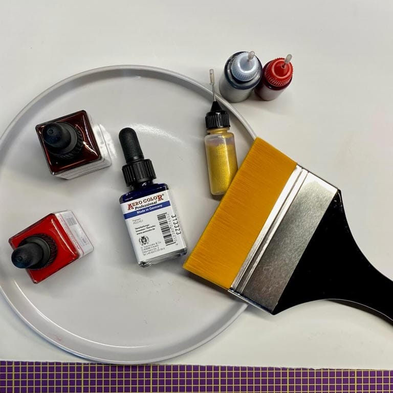 Genial Zeichnen - Künstlerbuch - Workshop mit Bettina Wachter und Maja Oschmann - Buchbinde-Werkzeug Pinsel und Aerocolor - Bild copyright Bettina Wachter